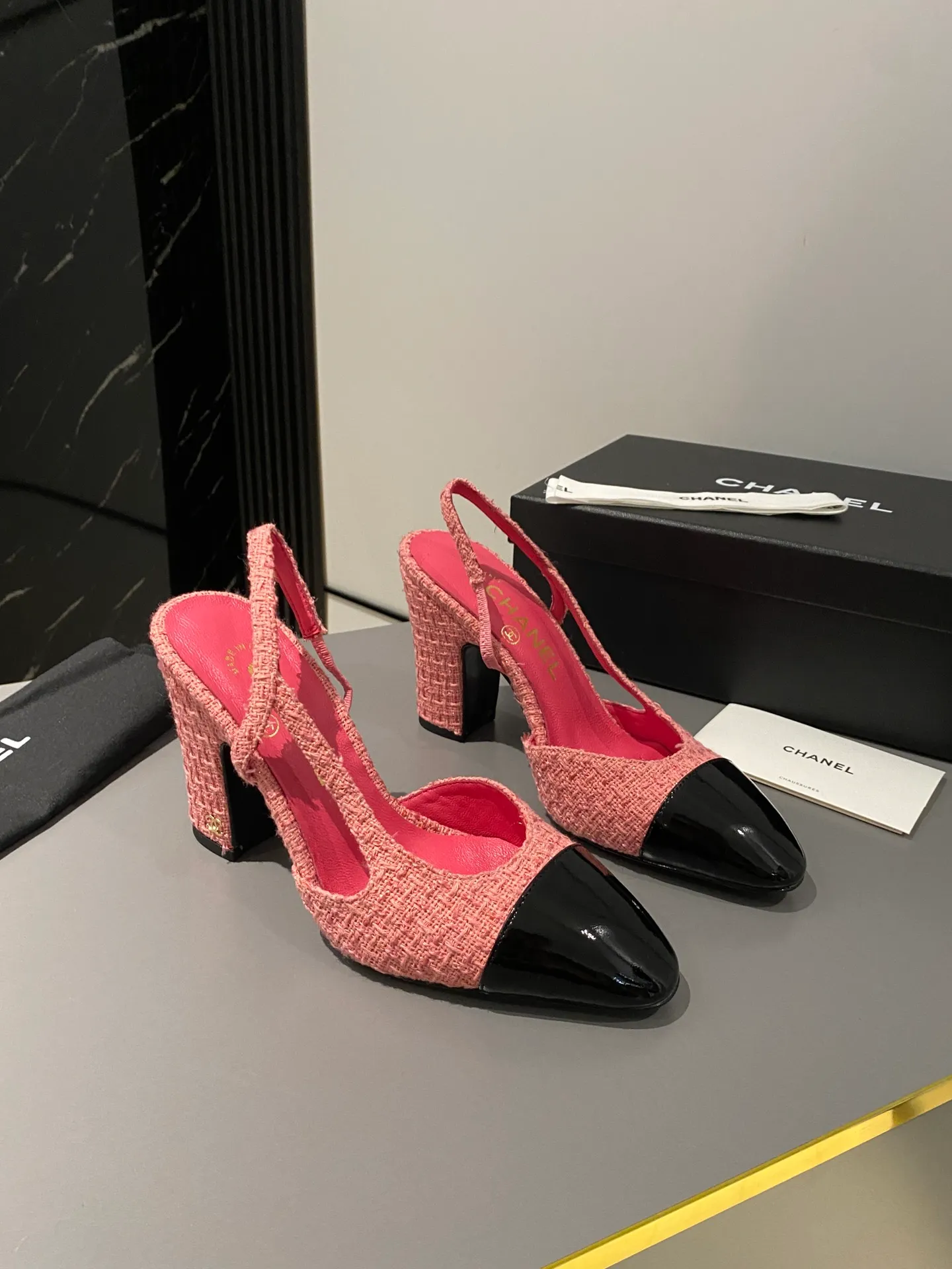 👟👟Ex-factory price 520👟👟 Purchase grade, high-heeled version, Chanel classic slingback sandals. We have been making this model for the past few years. This year, we will re-purchase the version and make a detailed copy again. I found that the upper lines and body comfort of the new version have been slightly adjusted! The brand won't say anything because the overall appearance difference is not big and it doesn't affect wearing. All colors now produced are produced according to the latest styles! What you buy is the latest classic model from the counter, made of imported mixed sheepskin surface material, imported mixed sheepskin, and Italian imported cowhide leather soles! High heels 9.5cm Size: 35-39 Other sizes can be customized (customized sizes 34, 40, 41, 42, 43 are non-refundable and non-exchangeable)